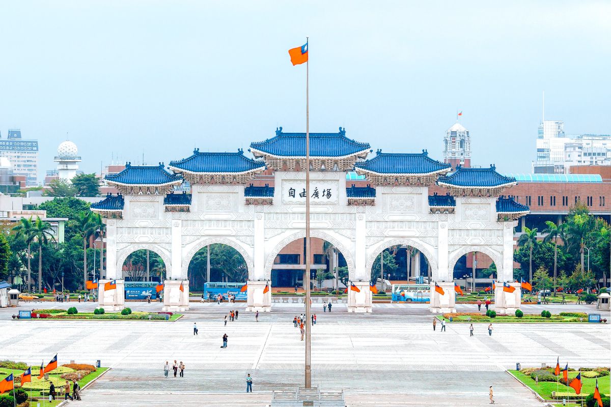 Chiang Kai-shek Memorial Hall in Taipei supports a guide to Places to Stay in Taipei by situating readers in a central historic area.