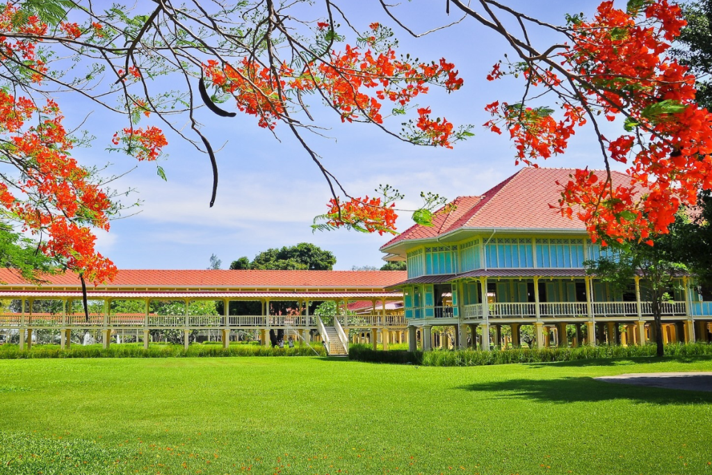 Visit the Royal Maruekhathaiyawan Palace